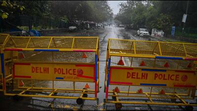 TOPSHOT - A Delhi police barrier blocks a street during a Delhi state-wide weekend curfew imposed by the authorities to curb the spreading of the Covid-19 coronavirus in New Delhi on January 8, 2022. (Photo by Prakash SINGH / AFP) (AFP) TOPSHOT - A Delhi police barrier blocks a street during a Delhi state-wide weekend curfew imposed by the authorities to curb the spreading of the Covid-19 coronavirus in New Delhi on January 8, 2022. (Photo by Prakash SINGH / AFP) (AFP)