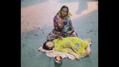 Nashika Nilya Kale, 72, the grandmother found begging with her granddaughter at Dombivli railway station. Kale and her husband were detained by the GRP on Friday. (HT PHOTO)