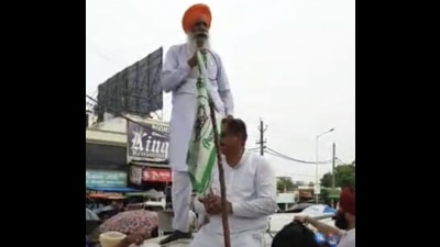 Haryana Bhartiya Kisan Union (Charuni) president Gurnam Singh Charuni addressing protesting farmers after blocking National Highway 44 near Shahbad that connects Delhi and Chandigarh, on Friday. (HT Photo)