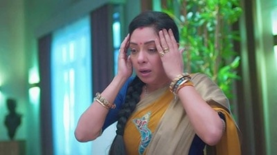 Anupamaa struggles with her responsibilities.