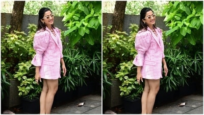In drawn eyebrows, contoured cheeks and a shade of pastel pink lipstick, Rashmika gave fashion police a run for money. (HT Photos/Varinder Chawla) In drawn eyebrows, contoured cheeks and a shade of pastel pink lipstick, Rashmika gave fashion police a run for money. (HT Photos/Varinder Chawla)