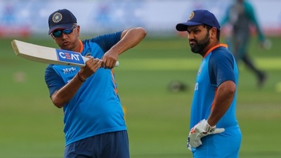 India's captain Rohit Sharma (R) speaks with team coach Rahul Dravid (AFP)
