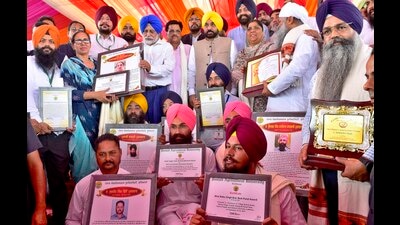 Ludhiana, India – September 23, 2022 : Chief Minister Bhagwant Mann, Cabinet Minister Kuldeep Singh Dhaliwal, Vice Chancellor Dr. Satbir Singh Gosal honoring progressive farmers after inauguration of Kisan Mela at PAU and later Pashu Palan Mela at GADVASU in Ludhiana on Friday, September 23, 2022. (Photo by Gurpreet Singh/Hindustan Times) Ludhiana, India – September 23, 2022 : Chief Minister Bhagwant Mann, Cabinet Minister Kuldeep Singh Dhaliwal, Vice Chancellor Dr. Satbir Singh Gosal honoring progressive farmers after inauguration of Kisan Mela at PAU and later Pashu Palan Mela at GADVASU in Ludhiana on Friday, September 23, 2022. (Photo by Gurpreet Singh/Hindustan Times)