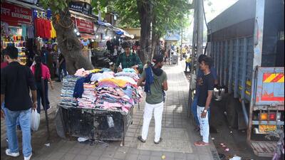 Mumbai, India - August 02, 2022: Hawkers encroach the footpaths selling their goods in front of the shops by paying rent to shop owners at Hill Road, Bandra, in Mumbai, India, on Tuesday, August 02, 2022. (Photo by Vijay Bate/HT Photo) (HT PHOTO) Mumbai, India - August 02, 2022: Hawkers encroach the footpaths selling their goods in front of the shops by paying rent to shop owners at Hill Road, Bandra, in Mumbai, India, on Tuesday, August 02, 2022. (Photo by Vijay Bate/HT Photo) (HT PHOTO)