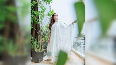 Every outfit that she dons has a theme and is dedicated to a part of nature. This particular one has "motif of birds on the dupatta, an ode to the magical moments i spend witnessing natures quiet gifts to us in the city." (Instagram/@diamirzaofficial) Every outfit that she dons has a theme and is dedicated to a part of nature. This particular one has "motif of birds on the dupatta, an ode to the magical moments i spend witnessing natures quiet gifts to us in the city." (Instagram/@diamirzaofficial)