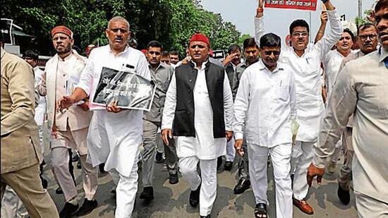 Samajwadi Party chief Akhilesh Yadav leading a march in Lucknow on Friday. (Deepak Gupta/HT Photo)