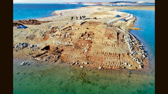 Ruins of walls, warehouses and a palace have been uncovered on the bed of the Mosul reservoir. They are thought to be part of the ancient city of Zakhiku, which stood here 3,500 years ago. (Universities of Freiburg and Tübingen, KAO)