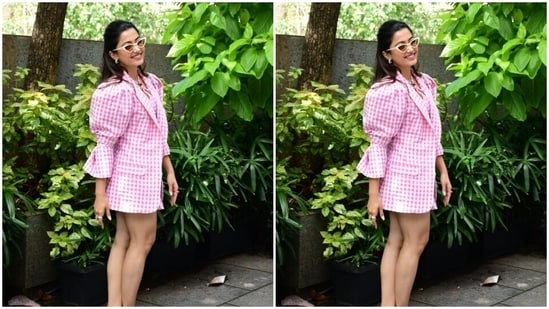 In drawn eyebrows, contoured cheeks and a shade of pastel pink lipstick, Rashmika gave fashion police a run for money.(HT Photos/Varinder Chawla)