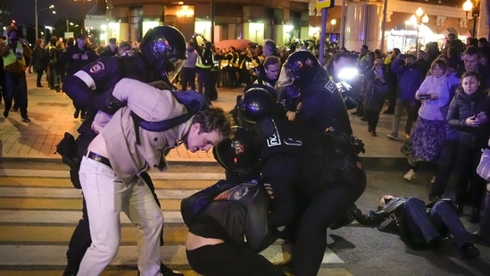 Russia-Ukraine War: Riot police detain demonstrators during a protest against mobilization in Moscow, Russia.(AP)