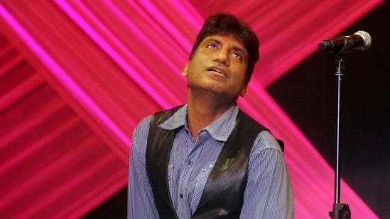 Raju Srivastava during one of his performances at the Rajiv Gandhi awards ceremony in Mumbai in 2009 (HT Archives)