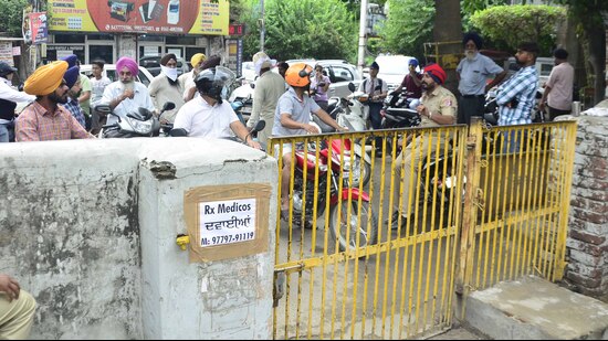 Visitors line up outside PAU’s gate number 3 on the opening day of Kisan Mela in Ludhiana. (Harvinder Singh/HT)