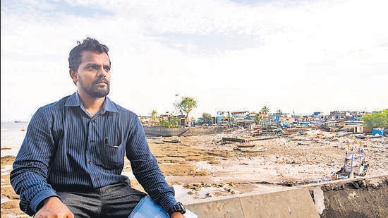 Activist Yogesh Mandre seeks accountability from MPA for the debris being dumped at Jamshedji Jetty. (Anshuman Poyrekar/HT PHOTO)