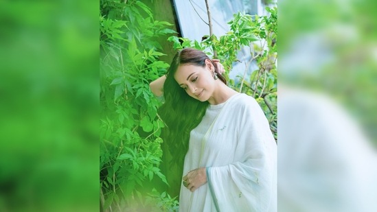 Dia Mirza left her tresses open with subtle waves and opted for minimal makeup which was done by herself.(Instagram/@diamirzaofficial)