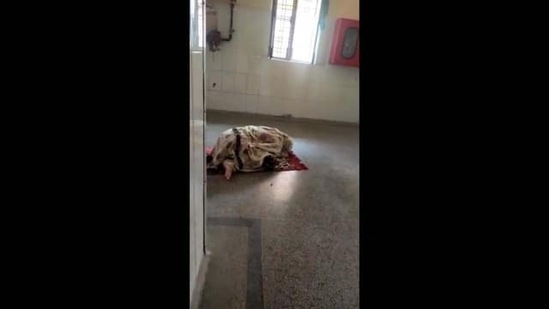 The video of patient's attendant offering namaz outside a ward at a government hospital in Prayagraj is being widely shared on social media.(Source: Twitter)