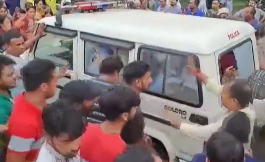 Locals gherao a police vehicle carrying the murder accused in Rishikesh. (ANI video grab)