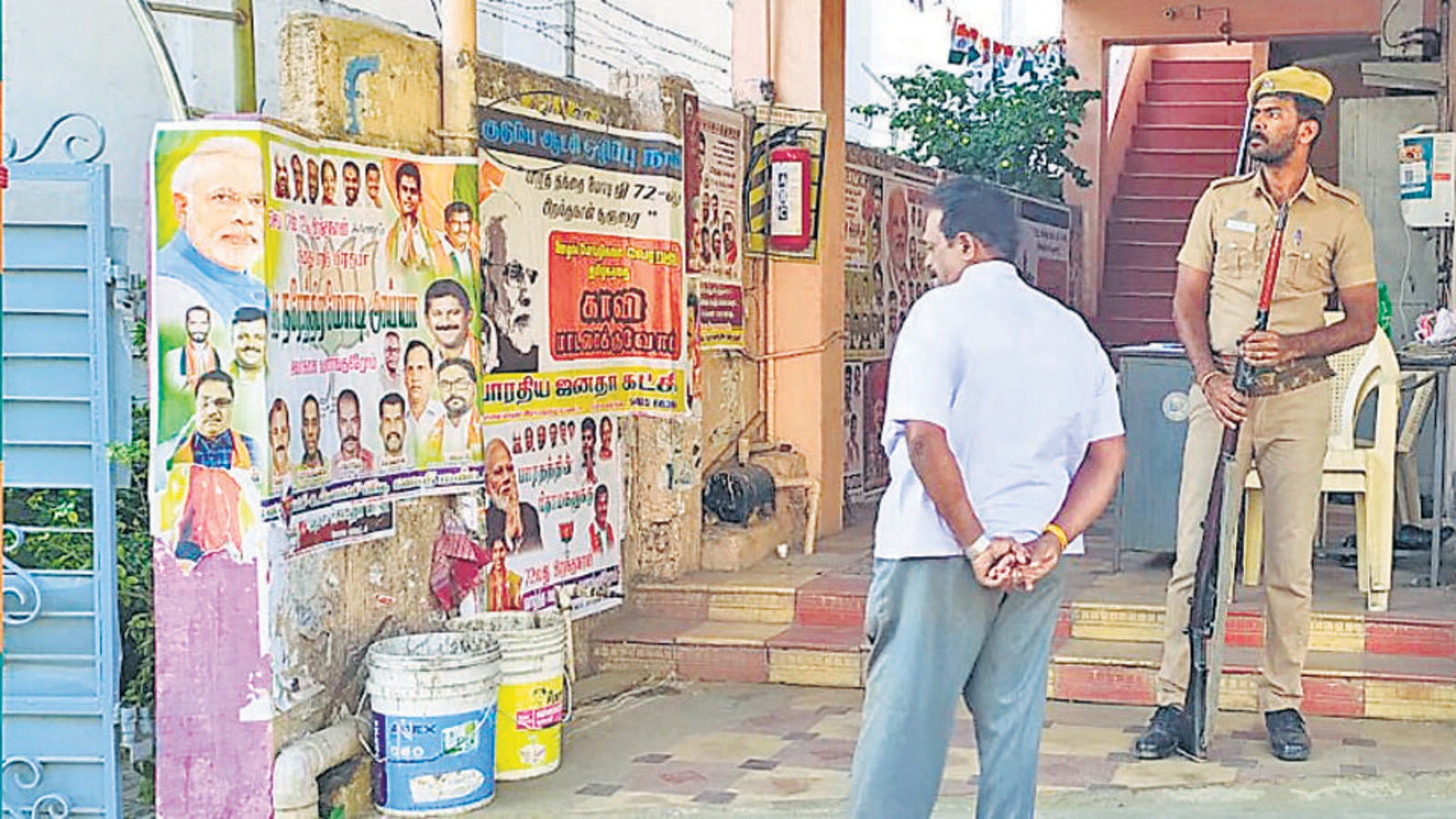 Petrol bomb hurled at RSS leader’s house - Hindustan Times