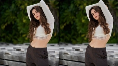 Aamna wore her tresses in beach wavy curls with a side part as she posed for the pictures. (Instagram/@aamnasharifofficial)