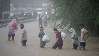 Pedestrains try to cross a water-logged road in Gurugram. (Photo by Parveen Kumar/Hindustan Times) Pedestrains try to cross a water-logged road in Gurugram. (Photo by Parveen Kumar/Hindustan Times)