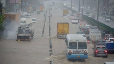 Vehicles pass through heavily flooded Gurugram road. (Photo by Parveen Kumar/Hindustan Times) Vehicles pass through heavily flooded Gurugram road. (Photo by Parveen Kumar/Hindustan Times)