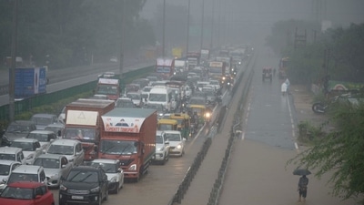 A large number of vehicles trying to pass the waterlogged area at the NH-48 service road near Khandsa Village, in Gurugram on Saturday. (Photo by Parveen Kumar/Hindustan Times) A large number of vehicles trying to pass the waterlogged area at the NH-48 service road near Khandsa Village, in Gurugram on Saturday. (Photo by Parveen Kumar/Hindustan Times)