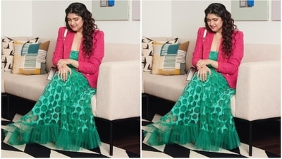 Anshula wore the maxi dress with a fuchsia pink tweed blazer featuring notch lapel collars, padded shoulders, full-length sleeves, ornate gold buttons, an open front, patch pockets, and a long hem length. She nailed the colour block fashion aesthetic with the ensemble. (Instagram)