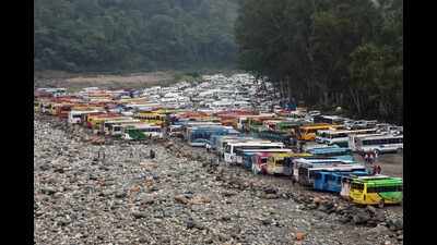 The buses that ferried the BJP supporters to the Mandi rally. (HT Photo)