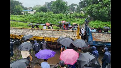 Commuters take the risk of crossing railway tracks to reach the station from Lokgram in Kalyan (E) in the absence of a bridge. (HT PHOTO) Commuters take the risk of crossing railway tracks to reach the station from Lokgram in Kalyan (E) in the absence of a bridge. (HT PHOTO)
