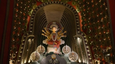 Mahalaya marks the end of the Pitru Paksha and the beginning of Devi Paksha. As per the Hindu calendar, the celebrations of Mahalaya begin a week before the Durga Pooja. (HT Photo/Samir Jana) Mahalaya marks the end of the Pitru Paksha and the beginning of Devi Paksha. As per the Hindu calendar, the celebrations of Mahalaya begin a week before the Durga Pooja. (HT Photo/Samir Jana)