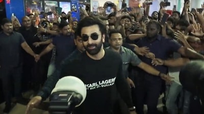 Ranbir Kapoor along with Brahmastra Part One: Shiva director Ayan Mukerji visited Cinepolis at Viviana Mall in Mumbai on Friday to mark the National Cinema Day. Ranbir greeted hundreds of fans and even posed with a few at the mall. (Varinder Chawla) Ranbir Kapoor along with Brahmastra Part One: Shiva director Ayan Mukerji visited Cinepolis at Viviana Mall in Mumbai on Friday to mark the National Cinema Day. Ranbir greeted hundreds of fans and even posed with a few at the mall. (Varinder Chawla)