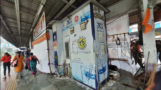 Water vending machine at Diva railway station non-functional for four years. (PRAFUL GANGURDE/HT PHOTO) Water vending machine at Diva railway station non-functional for four years. (PRAFUL GANGURDE/HT PHOTO)
