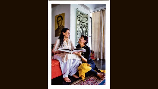2015 में अपनी मां, नर्तकी मृणालिनी साराभाई के साथ। (विवेक देसाई) 2015 में अपनी मां, नर्तकी मृणालिनी साराभाई के साथ। (विवेक देसाई)