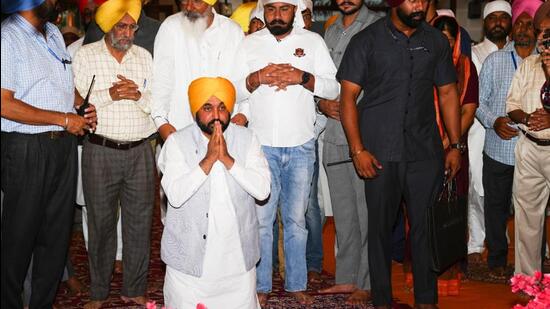 Punjab chief minister Bhagwant Mann paying obeisance at Tilla Baba Sheikh Farid in Faridkot on Saturday. He said that the leaders of opposition parties have no other work except to criticise several citizen-centric decisions taken by the state government. (HT Photo)