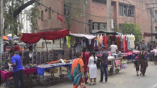 Ruing losses in the business due to encroachments by street vendors at the entry point of the market, shopkeepers also slammed Ludhiana civic body for failing to act against encroachments despite orders being issued by the court of SDM (East) Gursimran Singh Dhillon on September 5 (HT FILE)