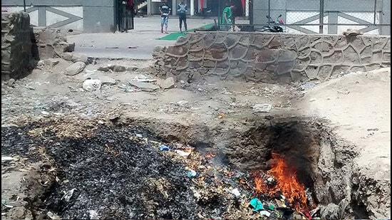 A sample tested by Vanashakti showed that the biological oxygen demand (BOD) of the creek water nearby to be 2250mg/litre, which is much higher than the permissible limit of 100mg/litre (HT Photo)