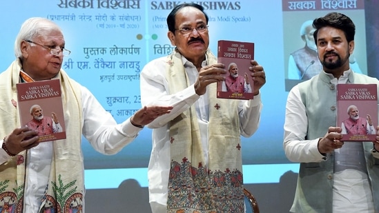 Kerala governor Arif Mohammed Khan, former Vice President M. Venkaiah Naidu, and Union minister Anurag Thakur at launch the book 'Sabka Saath, Sabka Vikas, Sabka Vishwas' in New Delhi.&nbsp;(Amlan Paliwal)