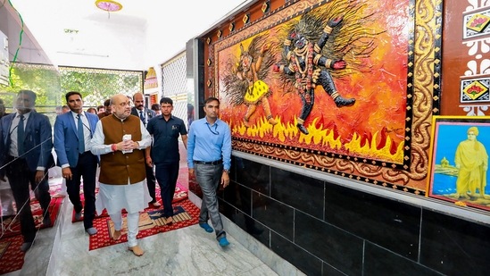 Amit Shah, who had spent the night in Kishanganj district with a Muslim population of more than 50 per cent, reached the Budhi Kali Mandir without much fanfare.(PTI)