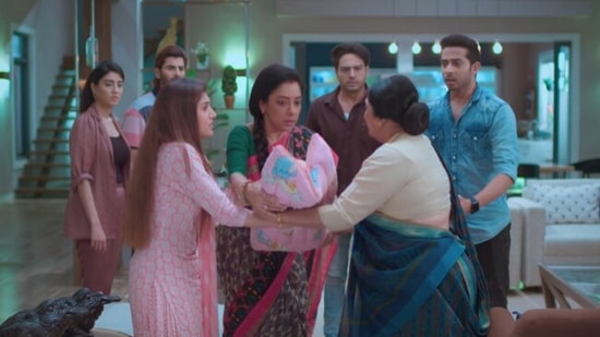 Leela wants to take Kinjal and Pari back to the Shah house. Leela wants to take Kinjal and Pari back to the Shah house.