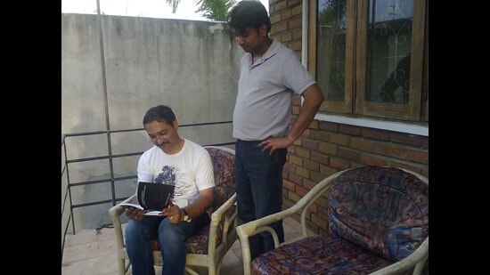 Pune’s theatre expert Ajay Joshi (left) and Sri Lankan art and theatre critic Dilshan Boange have written an experimental novel, ‘Misted Trails’, which will be released on Sunday, September 25 in Pune. (SOURCED)