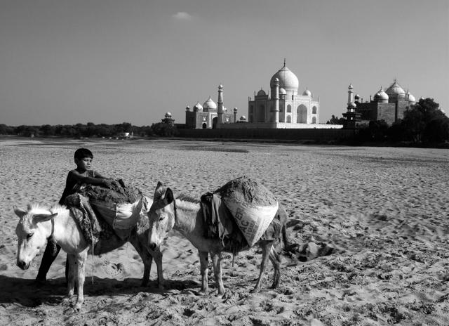 Sand Tapping. Agra, Uttar Pradesh Sand Tapping. Agra, Uttar Pradesh