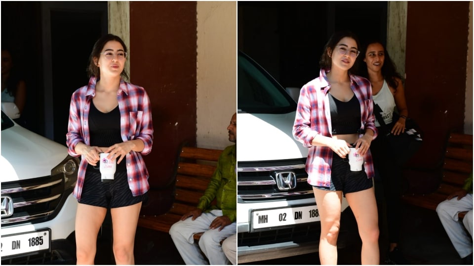 सारा एकेड टैंक टॉप और शॉर्ट्स कॉम्बो के साथ एक चेकर्ड शर्ट। (HT Photos/Varinder Chawla)