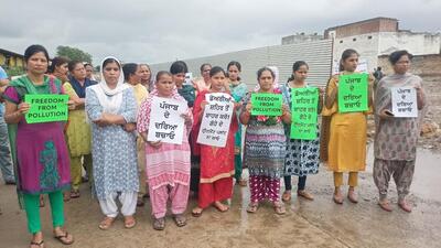 PAC members and local residents protesting against setting up of CETP in Hambran, Ludhiana. (HT PHOTO)