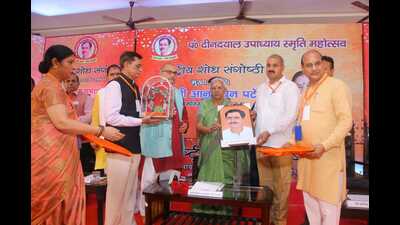 Governor of Uttar Pradesh, Anandi Ben Patel at ‘Deen Dayal Dham’ in Nagla Chandrabhan village of Farah area of Mathura on Sunday. (HT Photo) Governor of Uttar Pradesh, Anandi Ben Patel at ‘Deen Dayal Dham’ in Nagla Chandrabhan village of Farah area of Mathura on Sunday. (HT Photo)