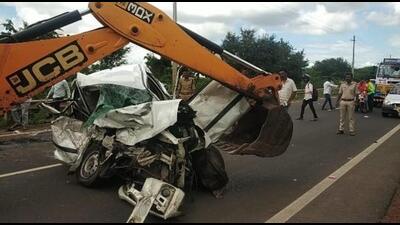 A JCB deployed to remove the remains of the crushed car on Belagavi-Bagalkot road. (HT Photo) A JCB deployed to remove the remains of the crushed car on Belagavi-Bagalkot road. (HT Photo)