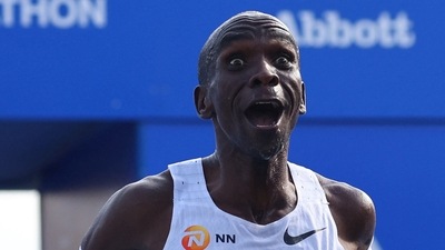 Athletics - Berlin Marathon - Berlin, Germany - September 25, 2022 Kenya's Eliud Kipchoge celebrates as he wins the Berlin Marathon and breaks the World Record REUTERS/Fabrizio Bensch (REUTERS)