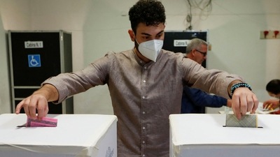 Italy Elections 2022: A man drops ballots into boxes at a polling station during the snap election, in Rome, Italy, (Reuters)