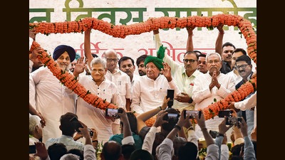 Bihar CM Nitish Kumar, INLD chief OP Chautala, NCP president Sharad Pawar, CPI (M) general secretary Sitaram Yechury and Akali Dal chief Sukhbir Singh Badal during a rally in Fatehabad. (PTI)