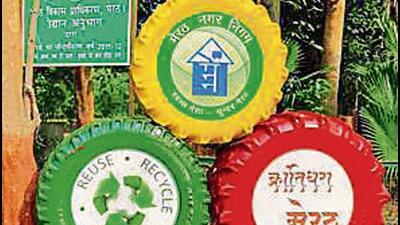Old tyres used for beautification of Meerut under the ‘kabaad se jugaad’ campaign. (HT PHOTO)