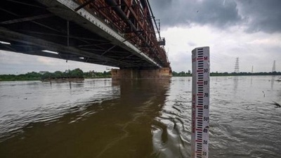 A flood alert is declared in Delhi when the discharge rate from the Hathnikund Barrage in Haryana's Yamuna Nagar crosses the 1 lakh-cusecs mark. (Biplov Bhuyan/HT Photo) A flood alert is declared in Delhi when the discharge rate from the Hathnikund Barrage in Haryana's Yamuna Nagar crosses the 1 lakh-cusecs mark. (Biplov Bhuyan/HT Photo)
