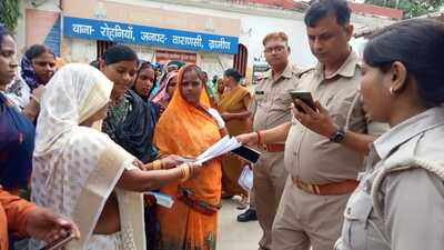 Women protestors handing over their complaint to the police. (HT Photo)