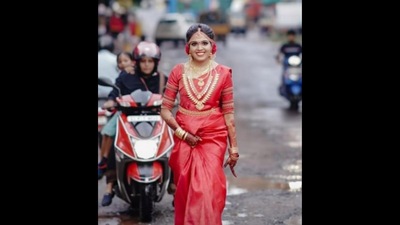 The bride from Kerala can be seen posing on a road filled with potholes. (Instagram/@arrow_weddingcompany) The bride from Kerala can be seen posing on a road filled with potholes. (Instagram/@arrow_weddingcompany)